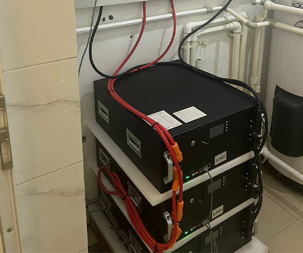 30-kWh-Rack-Batterie mit 12-kW-Voltronic-Wechselrichter